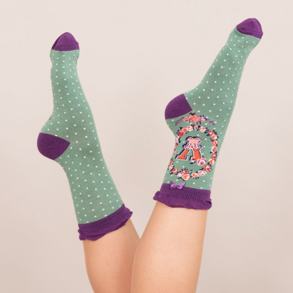Powder Alphabet Ankle Socks - V